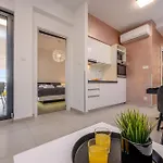Nani Podstrana