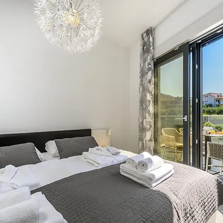 Nani Konukevi Podstrana