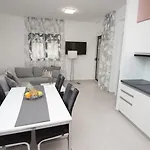 Πανσιόν Nani Ποντστράνα