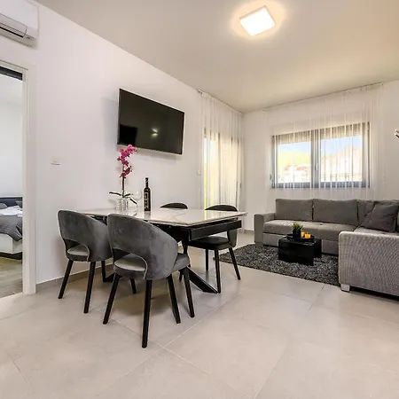 Nani Gasthof Podstrana